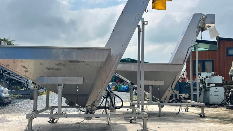 สายพานลำเลียงสเตนเลส(Conveyor) ความยาว 2.7 เมตร แบบรางคู่ 8” 8” พร้อมบัคเก็ตบรรจุขนาดใหญ่ 180 x 200 cm งานสเตนเลสอย่างดีสภาพสวยสดใหม่ เข้ามา 2 ตัว