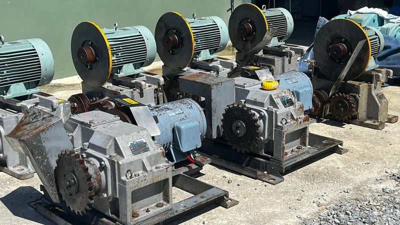 ชุดมอเตอร์เกียร์ทดกำลังSUMITOMO JAPANงานเดิมติดตั้งใช้งานเป็นลิฟท์โดยสาร  มีระบบเบรค380V เข้ามา 7 ชุด