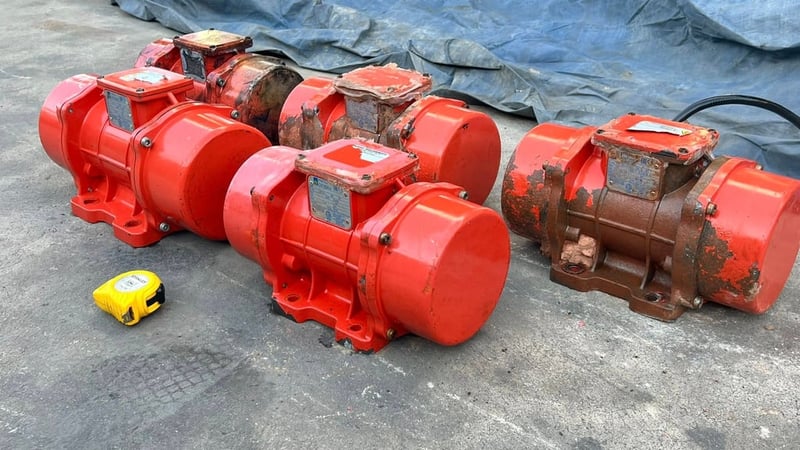 มอเตอร์สั่นเขย่า(Vibrating)O L I Made in ITALY380Vเข้ามา 5 ตัว มอเตอร์สั่นเขย่า(Vibrating)O L I Made in ITALY380Vเข้ามา 5 ตัว