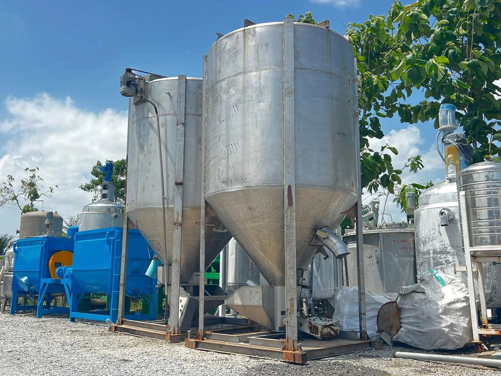 ไซโลผสมวัตถุดิบงานสเตนเลส(Silo Stainless) ขนาด 5000 kg ( 5 ton ) มอเตอร์ต้นกำลัง Mitsubishi 10 HP 380V งานเดิมผสมเม็ดพลาสติก งานสเตนเลสหนาแข็งแรง สภาพสวยตัดมาใหม่ๆ พร้อมใช้งาน เข้ามา 2 ใบ ไซโลผสมวัตถุดิบงานสเตนเลส(Silo Stainless) ขนาด 5000 kg ( 5 ton ) มอเตอร์ต้นกำลัง Mitsubishi 10 HP 380V งานเดิมผสมเม็ดพลาสติก งานสเตนเลสหนาแข็งแรง สภาพสวยตัดมาใหม่ๆ พร้อมใช้งาน เข้ามา 2 ใบ