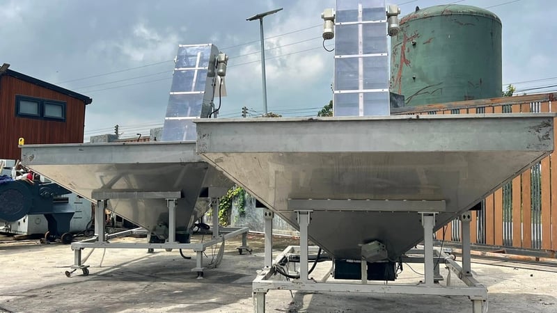 สายพานลำเลียงสเตนเลส(Conveyor) ความยาว 2.7 เมตร แบบรางคู่ 8” 8” พร้อมบัคเก็ตบรรจุขนาดใหญ่ 180 x 200 cm งานสเตนเลสอย่างดีสภาพสวยสดใหม่ เข้ามา 2 ตัว