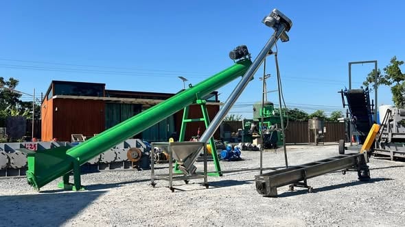 สกรูลำเลียงวัตถุดิบ(ScrewConveyor)มีทั้งแบบงานสเตนเลส  เหล็ก380Vเข้ามา 3 ตัว