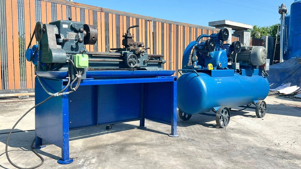 เครื่องปั้มลมและเครื่องกลึงเล็กตั้งโต้ะใช้ไฟบ้าน220Vเข้ามา 2 ตัว เครื่องปั้มลมและเครื่องกลึงเล็กตั้งโต้ะใช้ไฟบ้าน220Vเข้ามา 2 ตัว