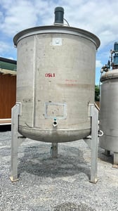 เหลือ 1 ใบ ถังกวนผสมแบบสเตนเลส ขนาด 2000 ลิตร พร้อมเกียร์ใบกวน380Vสภาพสวยพร้อมใช้