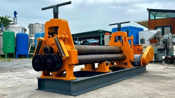 เครื่องม้วนเหล็กแผ่นเก่าญี่ปุ่น ขนาด 2000 x 10 mm  ยาว 2 เมตร  ม้วนหนา 6 ~12 mm Option พิเศษหัวเพลาดัดแป๊ปได้‼️ลูกโมลด์มีติดตัวเครื่องมาจากญี่ปุ่นหนึ่งชุดตามภาพ 380V สดจากนอกเก่าญี่ปุ่น