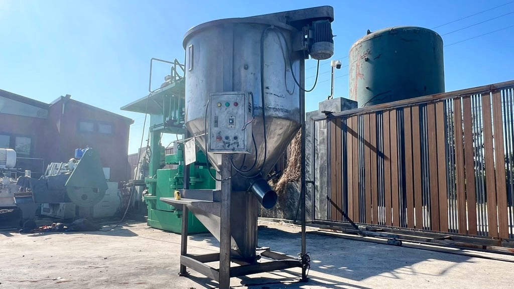 ไซโลผสมวัตถุดิบงานสเตนเลส ขนาดบรรจุ 300 kg งานสเตนเลสทั้งตัวห้องและใบ มีระบบสกรูลำเลียงวัตถุดิบอยู่ด้านใน 380V