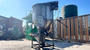 ไซโลผสมวัตถุดิบงานสเตนเลส ขนาดบรรจุ 300 kg งานสเตนเลสทั้งตัวห้องและใบ มีระบบสกรูลำเลียงวัตถุดิบอยู่ด้านใน 380V