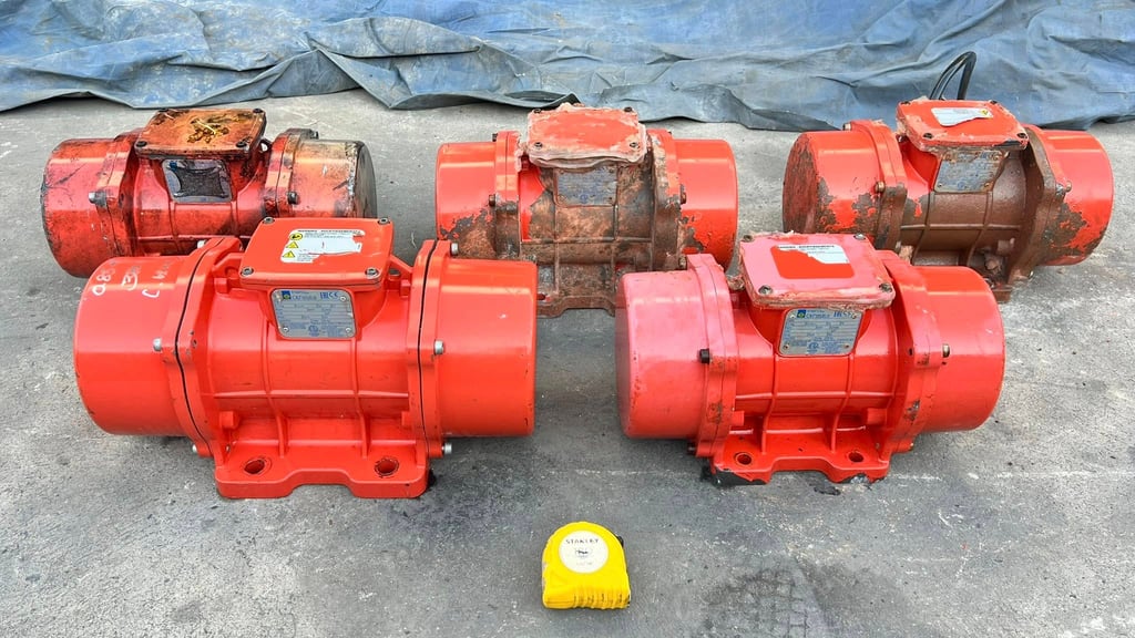 มอเตอร์สั่นเขย่า(Vibrating)O L I Made in ITALY380Vเข้ามา 5 ตัว มอเตอร์สั่นเขย่า(Vibrating)O L I Made in ITALY380Vเข้ามา 5 ตัว