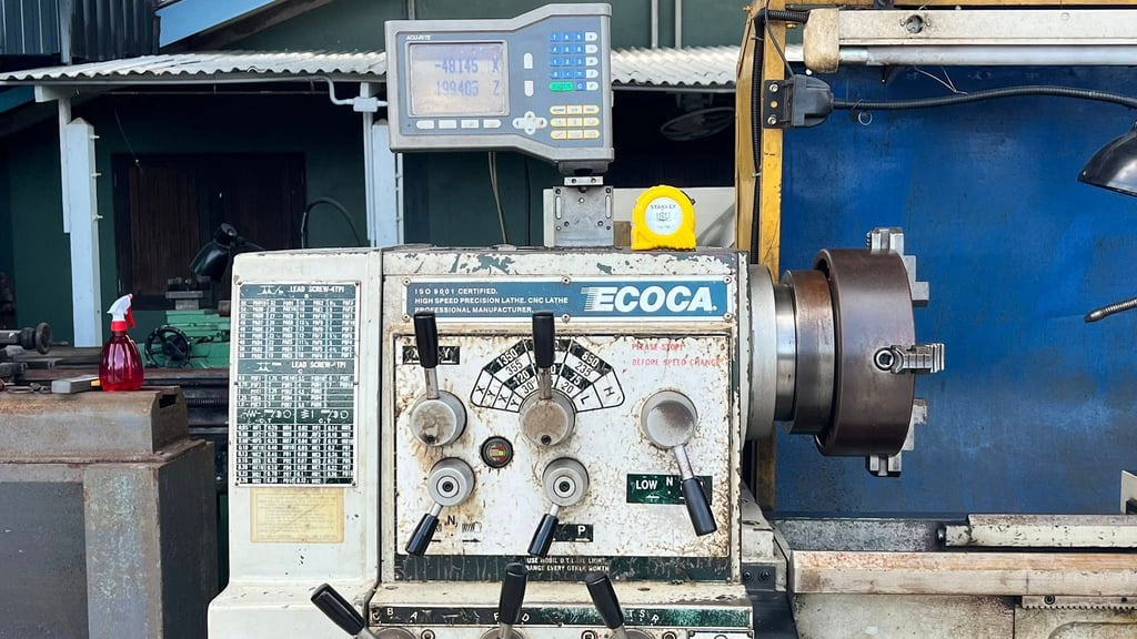 เครื่องกลึง ECOCA LATHE ขนาด 6 ฟุต รู 2“ 460 x 1000 380V รุ่นใหม่ มีลิเนียร์ 4 เพลาเด้งเบรคนิ้วมิลในตัวคอม้าไม่เคยเปิด มี 3 ขา มี 3 จับให้ เครื่องสวยพร้อมใช้ เครื่องกลึง ECOCA LATHE ขนาด 6 ฟุต รู 2“ 460 x 1000 380V รุ่นใหม่ มีลิเนียร์ 4 เพลาเด้งเบรคนิ้วมิลในตัวคอม้าไม่เคยเปิด มี 3 ขา มี 3 จับให้ เครื่องสวยพร้อมใช้