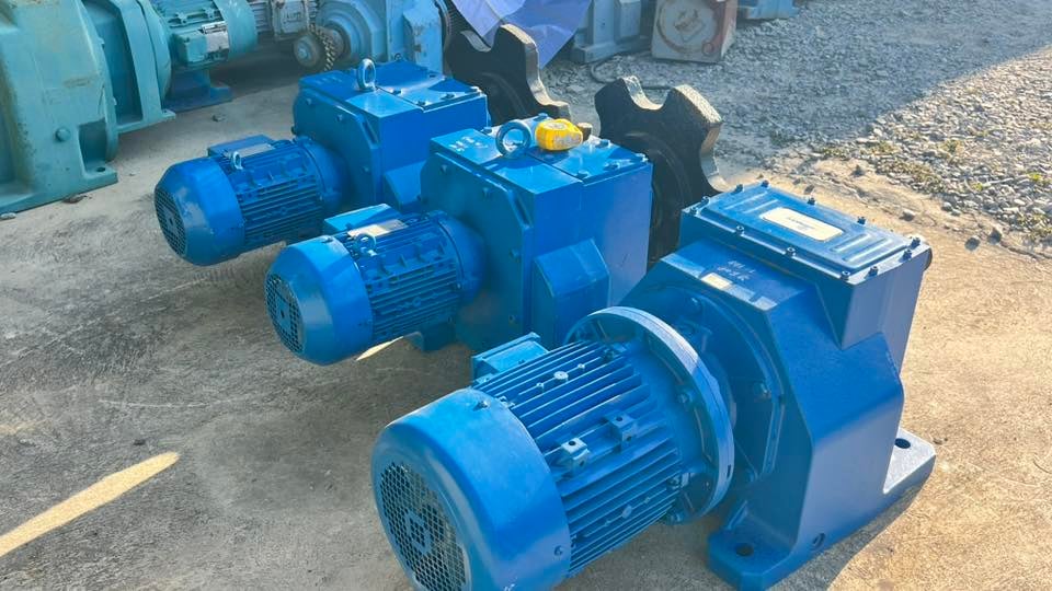 มอเตอร์เกียร์ทดกำลัง งานยุโรป FLENDER MOTOVARIO รอบทดช้าแรงบิดสูง380Vเข้ามา 3 ตัว มอเตอร์เกียร์ทดกำลัง งานยุโรป FLENDER MOTOVARIO รอบทดช้าแรงบิดสูง380Vเข้ามา 3 ตัว