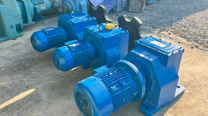 มอเตอร์เกียร์ทดกำลัง งานยุโรป FLENDER  MOTOVARIO รอบทดช้าแรงบิดสูง380Vเข้ามา 3 ตัว