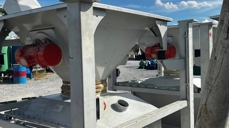 ชุดฟีดเดอร์อุตสาหกรรมงานแป้ง ในชุดประกอบด้วยถังพักมีมอเตอร์สั่นเขย่า มีใบพายกวนตักด้านล่าง และ สกรูลำเลียงชิ้นงานออกสู่ไลน์ผลิต 380V มีมา 2 ชุด ชุดฟีดเดอร์อุตสาหกรรมงานแป้ง ในชุดประกอบด้วยถังพักมีมอเตอร์สั่นเขย่า มีใบพายกวนตักด้านล่าง และ สกรูลำเลียงชิ้นงานออกสู่ไลน์ผลิต 380V มีมา 2 ชุด