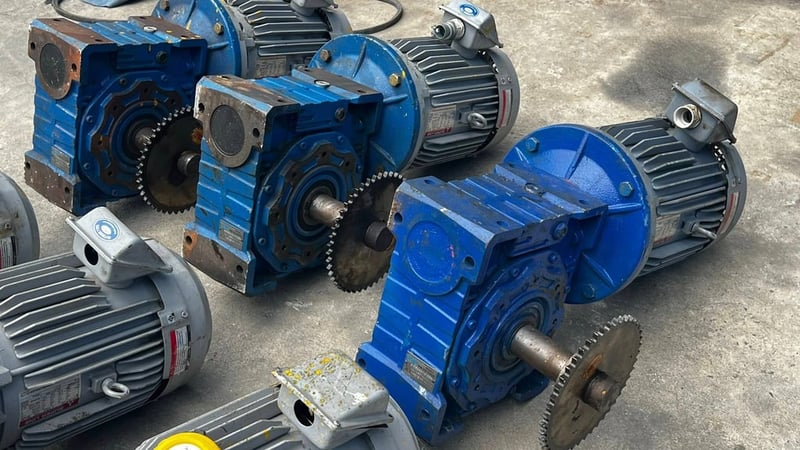 มอเตอร์เกียร์ทดกำลัง ขนาด 5 HP รุ่นเพลาข้าง อัตราทด 1 : 60 ( 25 rpm ) 380V เข้ามา 6 ตัว