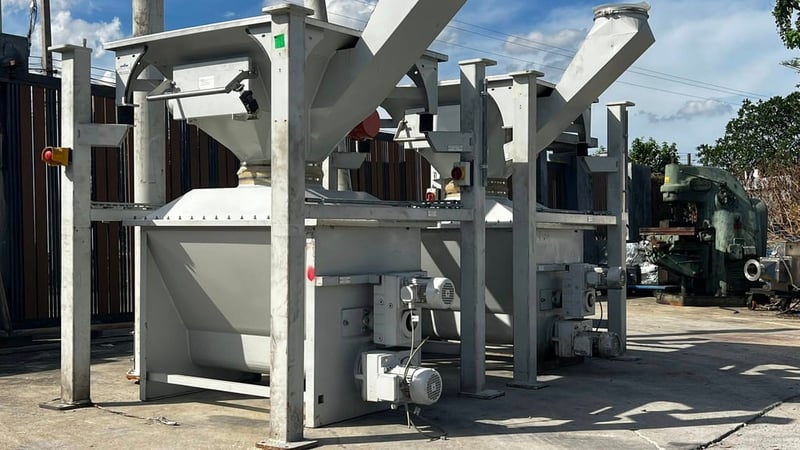 ชุดฟีดเดอร์อุตสาหกรรมงานแป้ง ในชุดประกอบด้วยถังพักมีมอเตอร์สั่นเขย่า มีใบพายกวนตักด้านล่าง และ สกรูลำเลียงชิ้นงานออกสู่ไลน์ผลิต 380V มีมา 2 ชุด ชุดฟีดเดอร์อุตสาหกรรมงานแป้ง ในชุดประกอบด้วยถังพักมีมอเตอร์สั่นเขย่า มีใบพายกวนตักด้านล่าง และ สกรูลำเลียงชิ้นงานออกสู่ไลน์ผลิต 380V มีมา 2 ชุด