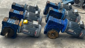 มอเตอร์เกียร์ทดกำลัง ขนาด 5 HP รุ่นเพลาข้าง อัตราทด 1 : 60 ( 25 rpm ) 380V เข้ามา 6 ตัว