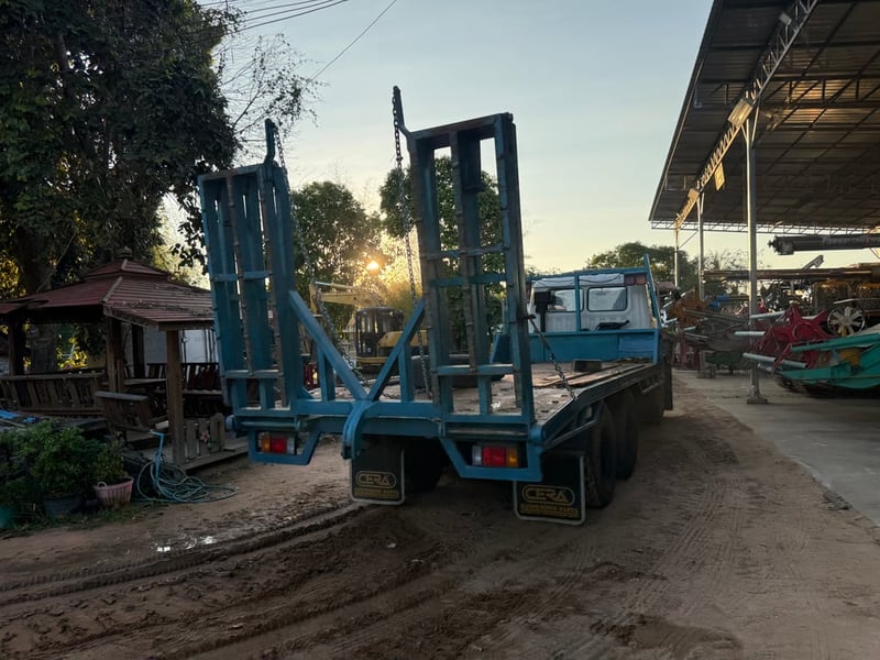 รถเทเลอร์ 10 ล้อหางปลาขึ้นรถเกี่ยวขึ้นรถแม็คโคร