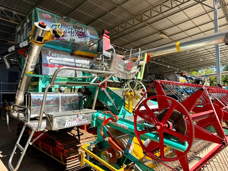 ขายรถเกี่ยวข้าว ไทยเจริญการช่างปี 2012 แท้