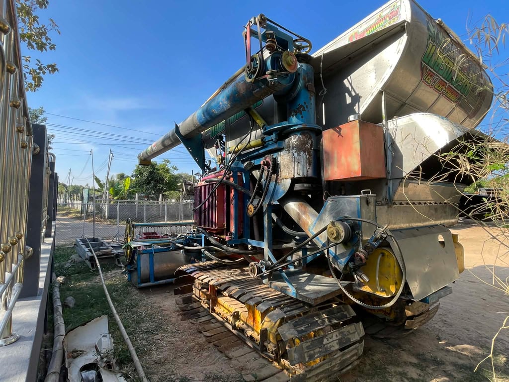 ขายรถเกี่ยวข้าวซันซันขนาดกลางรุ่นถุงทองแสน ขายรถเกี่ยวข้าวซันซันขนาดกลางรุ่นถุงทองแสน