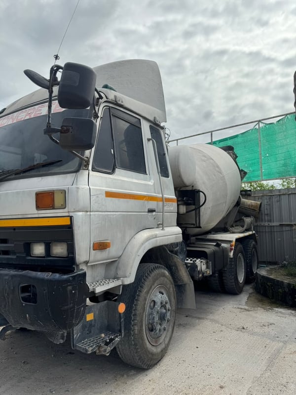 NISSAN UD CWM431HMRT 250แรงม้า รถบรรทุก 10ล้อ โม่ผสมปูน ปี2001