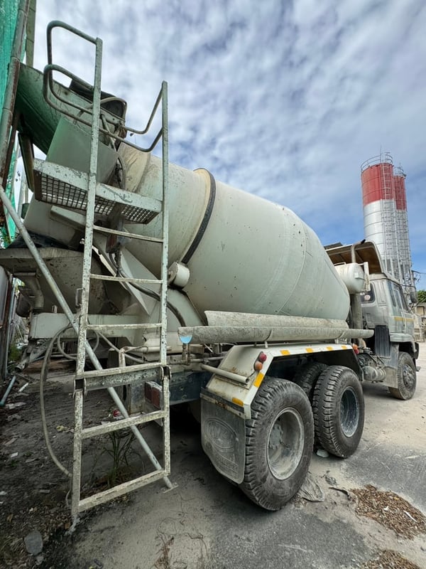 NISSAN UD CWM431HMRT 250แรงม้า รถบรรทุก 10ล้อ โม่ผสมปูน ปี2001