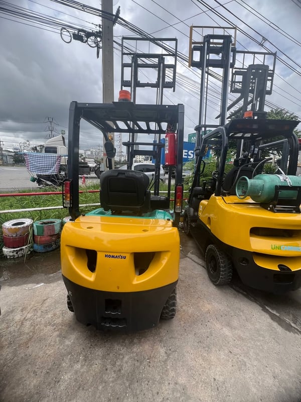 ต้องการขายรถkomatsuขนาด 1.5 ตัน สาว 3 เมตร