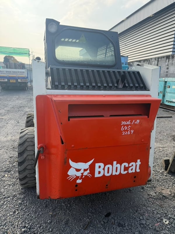 Bobcat 645 : Skid Steer Loader รถตักล้อยาง เล็ก 2.2ตัน by by OEK 098-5625920