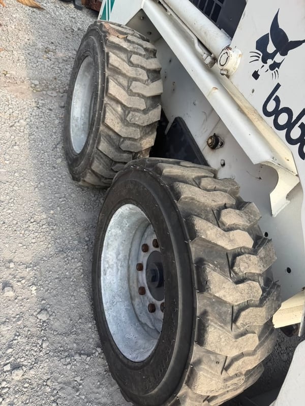 Bobcat 645 : Skid Steer Loader รถตักล้อยาง เล็ก 2.2ตัน by by OEK 098-5625920