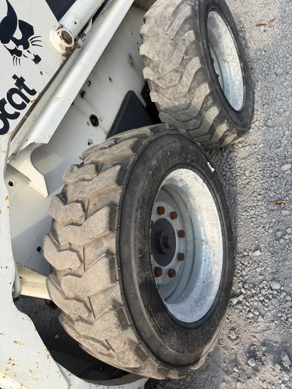 Bobcat 645 : Skid Steer Loader รถตักล้อยาง เล็ก 2.2ตัน by by OEK 098-5625920