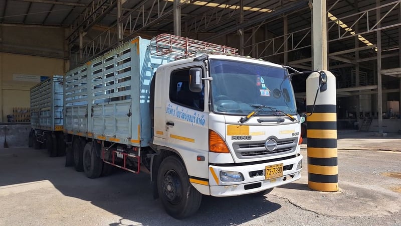 Hino เมกก้า 251ปี51 2เพลา แม่ลูกคอก พนัสไม่ดั้ม สอบถามดัยคับ