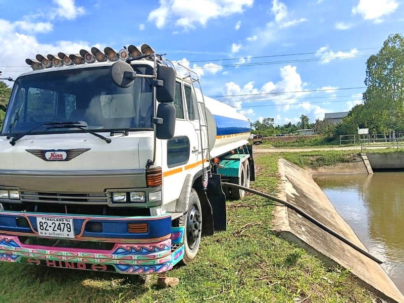  10 ล้อฮีโน่ 227 เครื่อง 220 แรงบรรจุน้ำได้ 15,000 ลิตรมีระบบดูดน้ำสเปรย์น้ำเพลาเดียว ทะเบียนพร้อมโอน