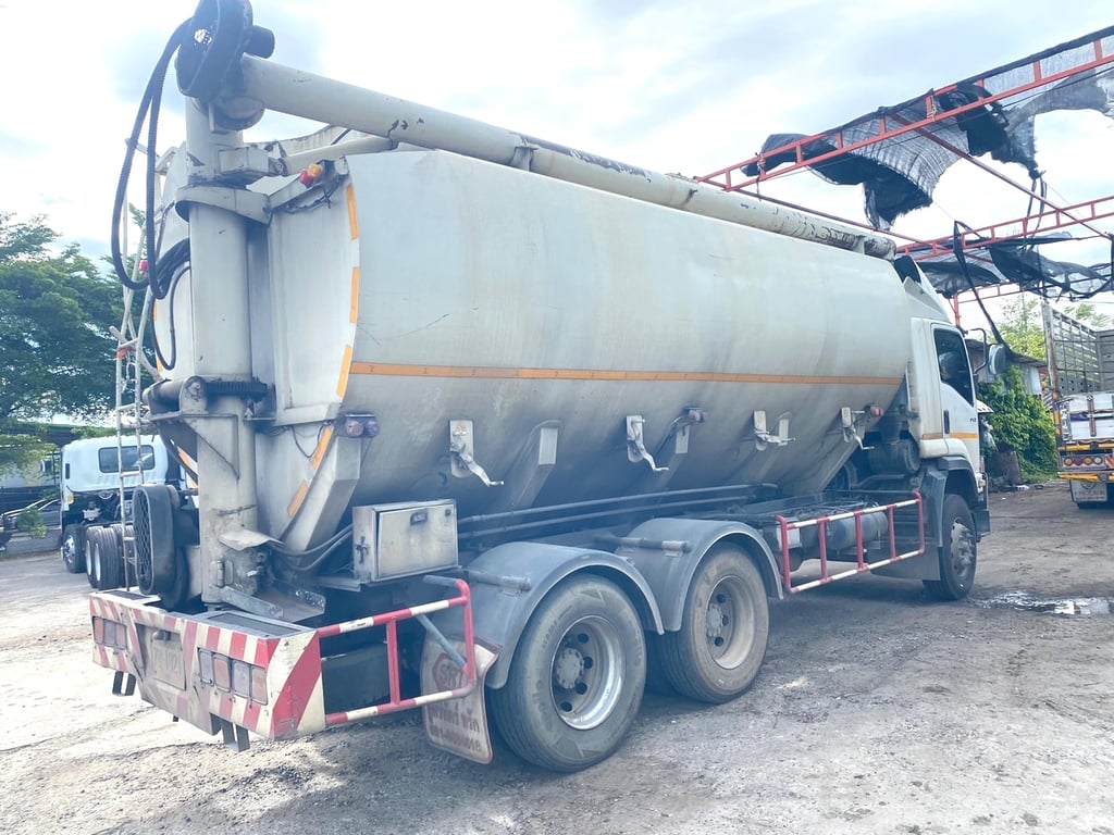 อีซูซุ FvZ 300   2 เพลาปี 60 เบ้า4 ช่อง เก็บสีให้ใหม่ทั้งคันคับ 