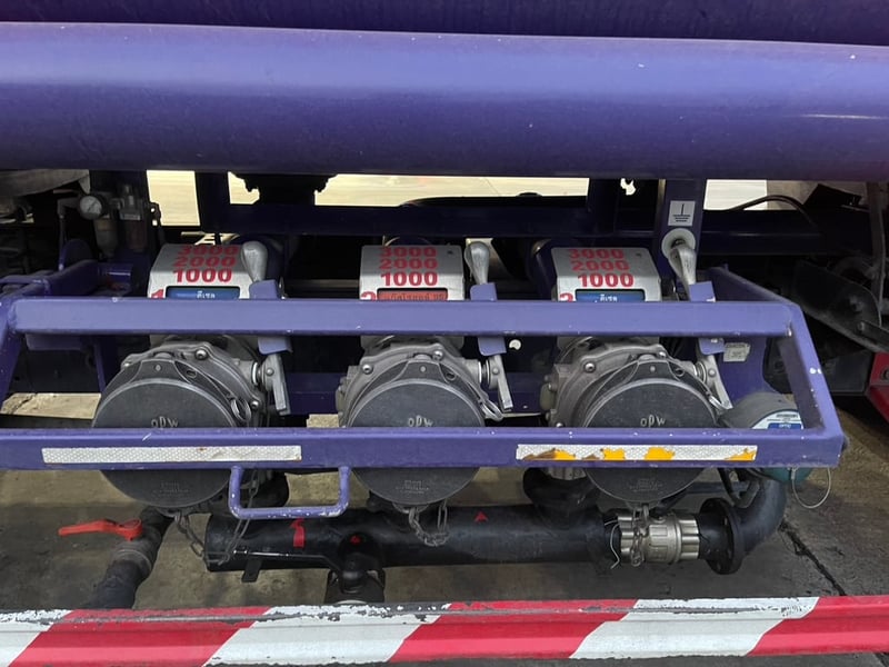 หกล้อมิเตอร์ ฮีโน่  210 แรงปี 62 แท้ง 9000 ลิตร โหลดล่าง ถังอู่ ทีบีแท้ง 