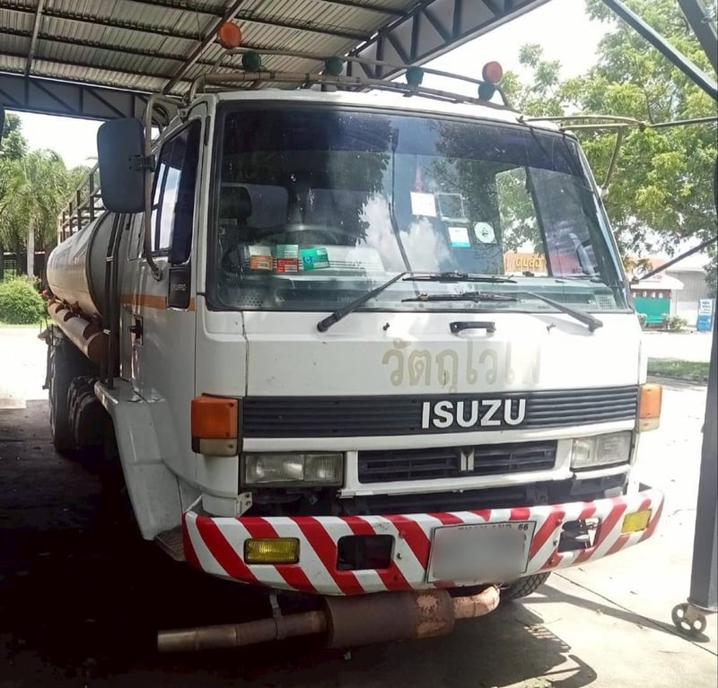 รถเเท๊งค์น้ำมัน อีซูซุร๊อกกี้175 ถัง16,000 4ช่อง สอบถามดัยคับ