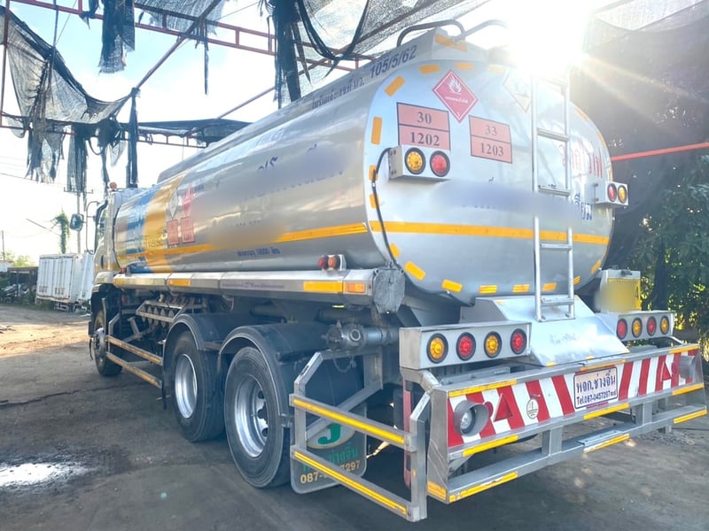  วัตถุไวไฟ อีซุ240ปี60 ถัง18,000 รถสวยเดิม สอบถามดัยคับ 