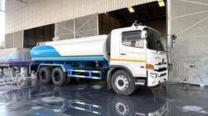 รถเเท๊งค์น้ำ ฮีโน่ FM8j 260ปี60 2เพลา ถังใหม่ 15,000 ลิตร รถพร้อมใช้สอบถามดัยคับ Tel.0909758978ชายตู่ รถเเท๊งค์น้ำ ฮีโน่ FM8j 260ปี60 2เพลา ถังใหม่ 15,000 ลิตร รถพร้อมใช้สอบถามดัยคับ Tel.0909758978ชายตู่