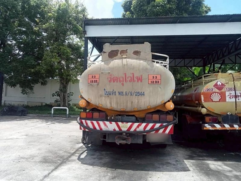 รถเเท๊งค์น้ำมัน อีซูซุร๊อกกี้175 ถัง16,000 4ช่อง สอบถามดัยคับ