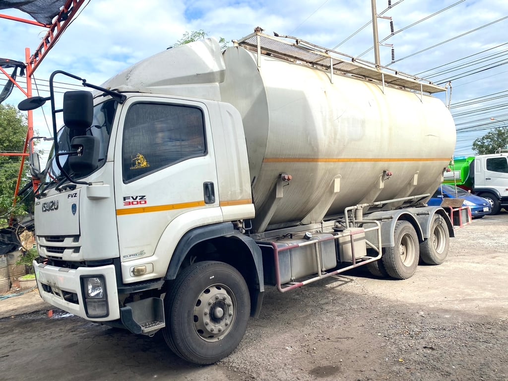 อีซูซุ FvZ 300   2 เพลาปี 60 เบ้า4 ช่อง เก็บสีให้ใหม่ทั้งคันคับ 