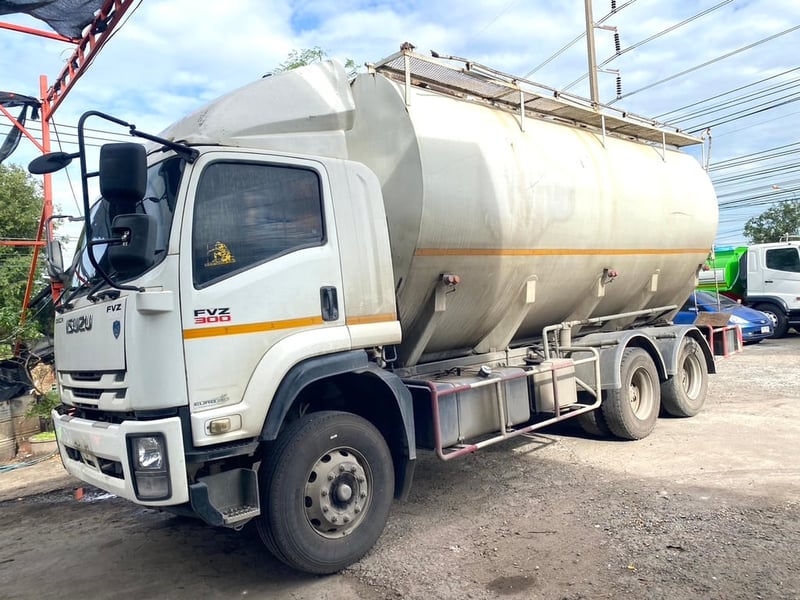 อีซูซุ FvZ 300 2 เพลาปี 60 เบ้า4 ช่อง เก็บสีให้ใหม่ทั้งคันคับ อีซูซุ FvZ 300 2 เพลาปี 60 เบ้า4 ช่อง เก็บสีให้ใหม่ทั้งคันคับ