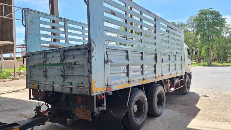 Hino เมกก้า 251ปี51 2เพลา แม่ลูกคอก พนัสไม่ดั้ม สอบถามดัยคับ