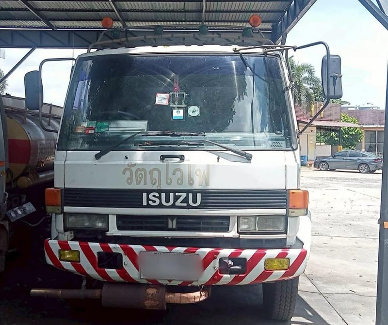 รถเเท๊งค์น้ำมัน อีซูซุร๊อกกี้175 ถัง16,000 4ช่อง สอบถามดัยคับ