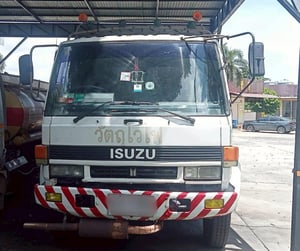 รถเเท๊งค์น้ำมัน อีซูซุร๊อกกี้175 ถัง16,000 4ช่อง สอบถามดัยคับ