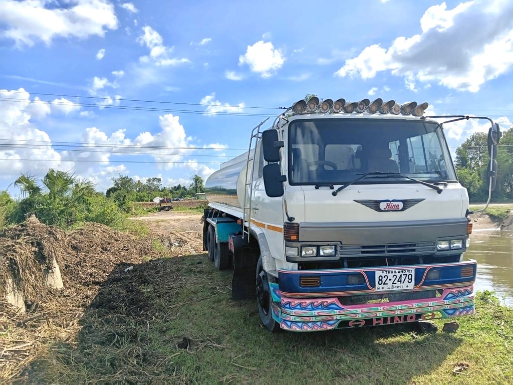  10 ล้อฮีโน่ 227 เครื่อง 220 แรงบรรจุน้ำได้ 15,000 ลิตรมีระบบดูดน้ำสเปรย์น้ำเพลาเดียว ทะเบียนพร้อมโอน
