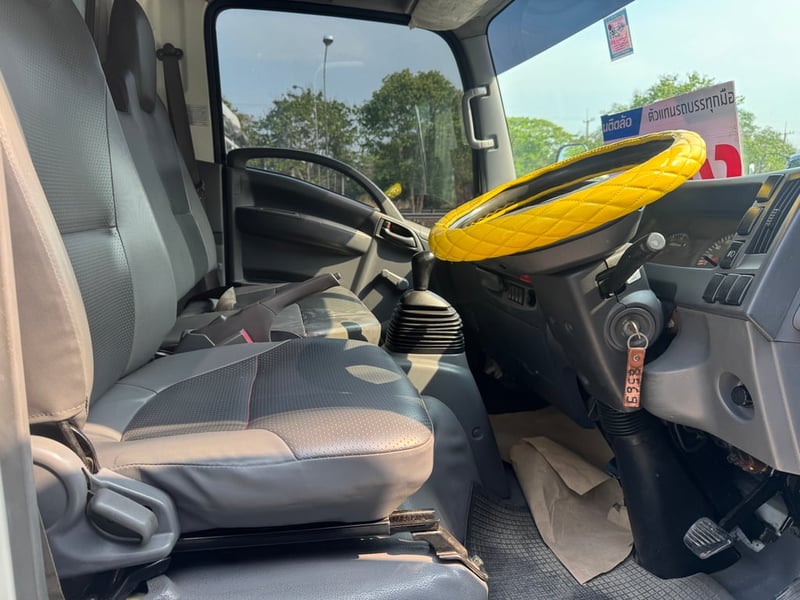 ISUZU NLR รถบรรทุก 4ล้อ ตู้แห้ง ปี2015