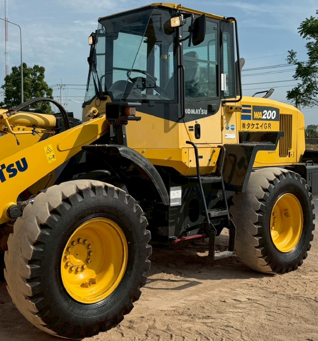ขายรถตักล้อยาง KOMATSU WA200-7 ปี 2015 แขนยาวพิเศษ นำเข้าจากญี่ปุ่น พร้อมใช้ มีVDOการทำงานครับ