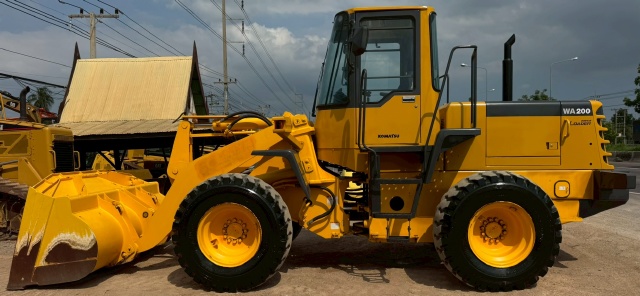 ขายรถตักล้อยาง KOMATSU WA200-3 นำเข้าจากญี่ปุ่น พร้อมใช้ มีVDOการทำงานครับ