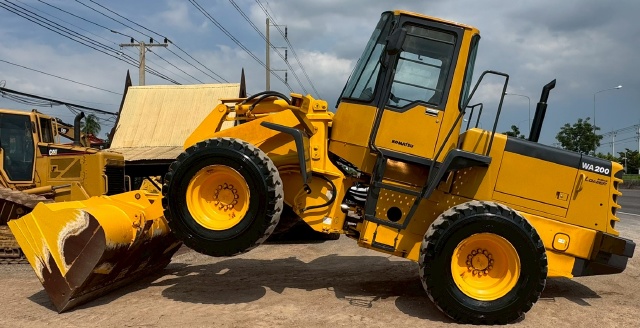 ขายรถตักล้อยาง KOMATSU WA200-3 นำเข้าจากญี่ปุ่น พร้อมใช้ มีVDOการทำงานครับ ขายรถตักล้อยาง KOMATSU WA200-3 นำเข้าจากญี่ปุ่น พร้อมใช้ มีVDOการทำงานครับ
