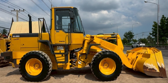 ขายรถตักล้อยาง KOMATSU WA200-3 นำเข้าจากญี่ปุ่น พร้อมใช้ มีVDOการทำงานครับ ขายรถตักล้อยาง KOMATSU WA200-3 นำเข้าจากญี่ปุ่น พร้อมใช้ มีVDOการทำงานครับ