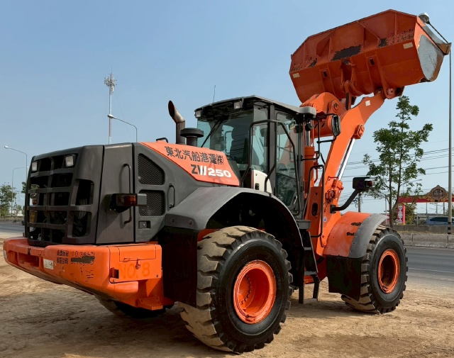 ขายรถตักล้อยาง HITACHI ZW250-5B ปี 2013 นำเข้าจากญี่ปุ่น พร้อมใช้ มีVDOการทำงานครับ