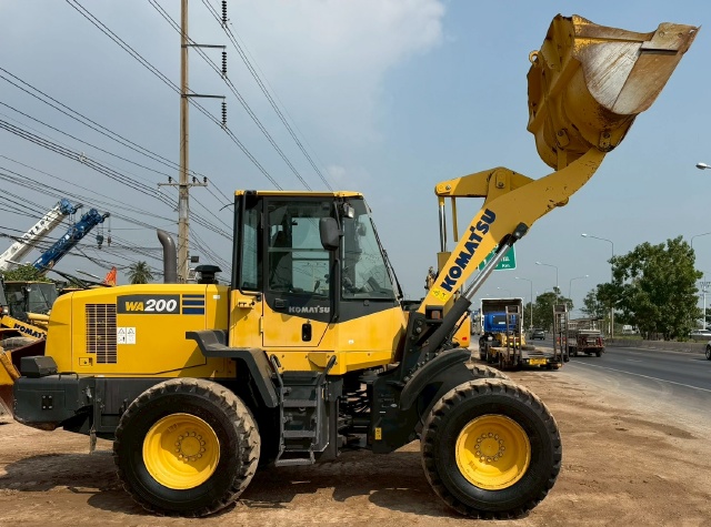 ขายรถตักล้อยาง KOMATSU WA200-7 ปี 2015 นำเข้าจากญี่ปุ่น พร้อมใช้ มีVDOการทำงานครับ