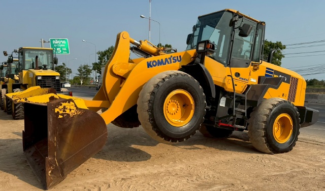 ขายรถตักล้อยาง KOMATSU WA320-7 ปี 2016 นำเข้าจากญี่ปุ่น พร้อมใช้ มีVDOการทำงานครับ